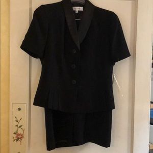2 Pc short sleeved suit (skirt) in black